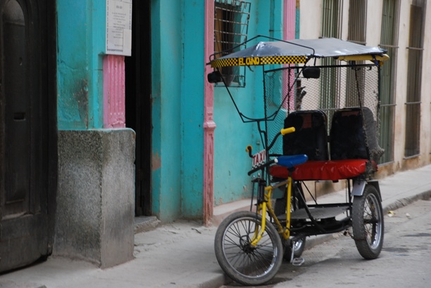 Un bici-taxi, un mezzo molto utilizzato a L'Havana anche dai locali