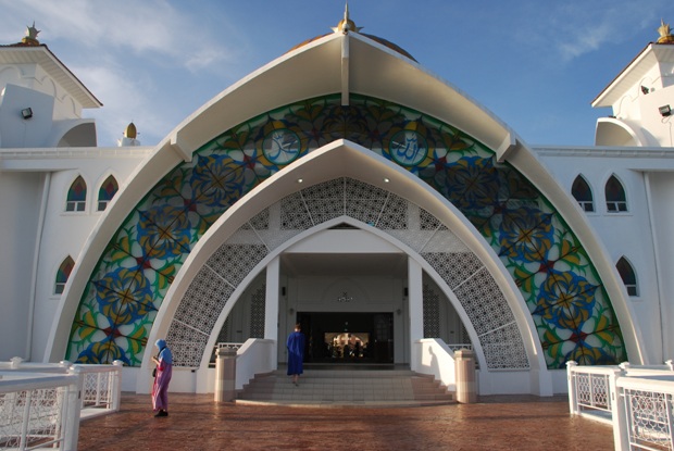 malacca-straits-mosque-2